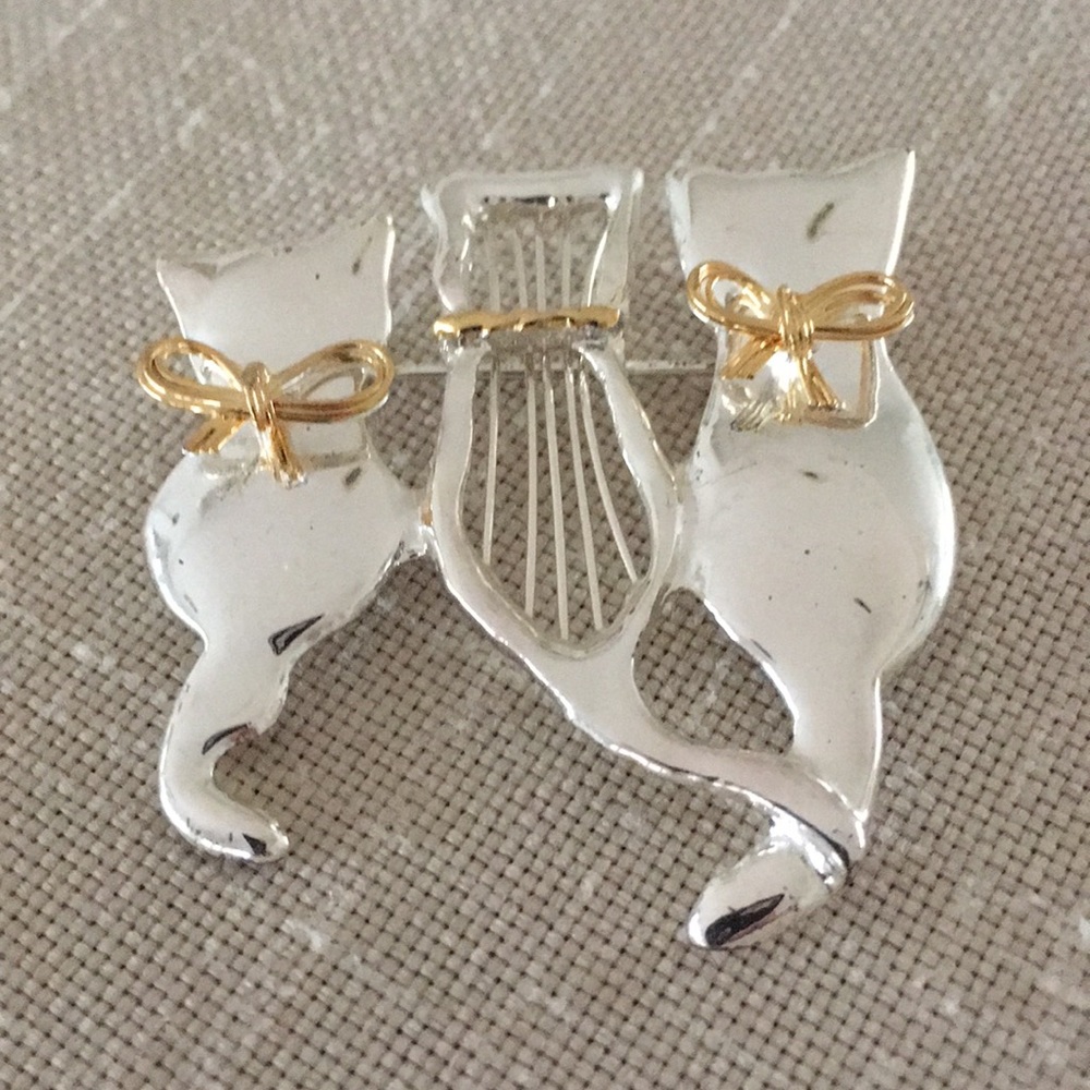 VINTAGE Sitting Cat Trio Silver Toned Pin